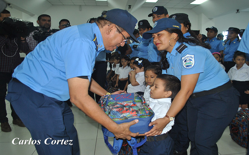policia-entrega-mochilas