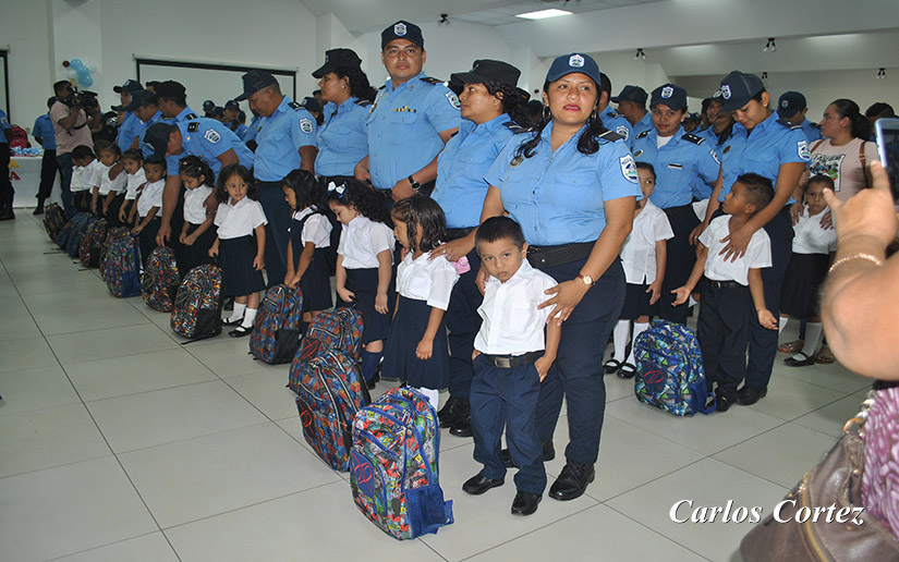 policia-entrega-mochilas