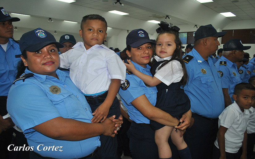 policia-entrega-mochilas