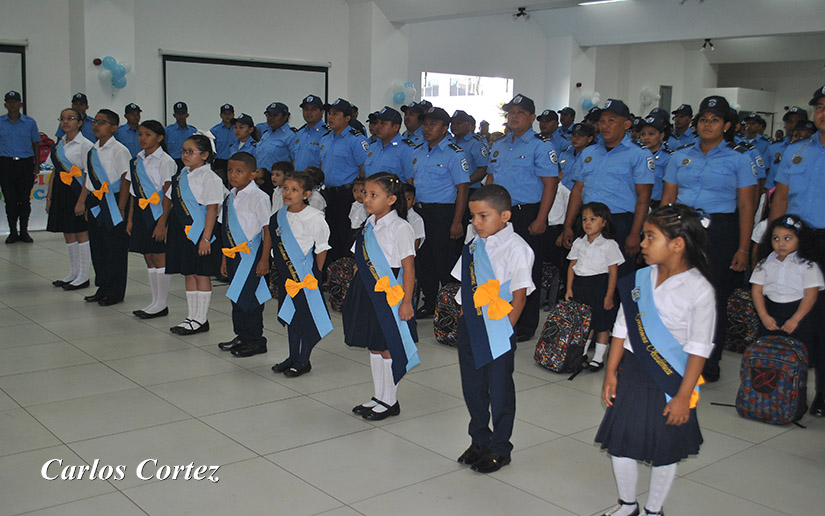 policia-entrega-mochilas
