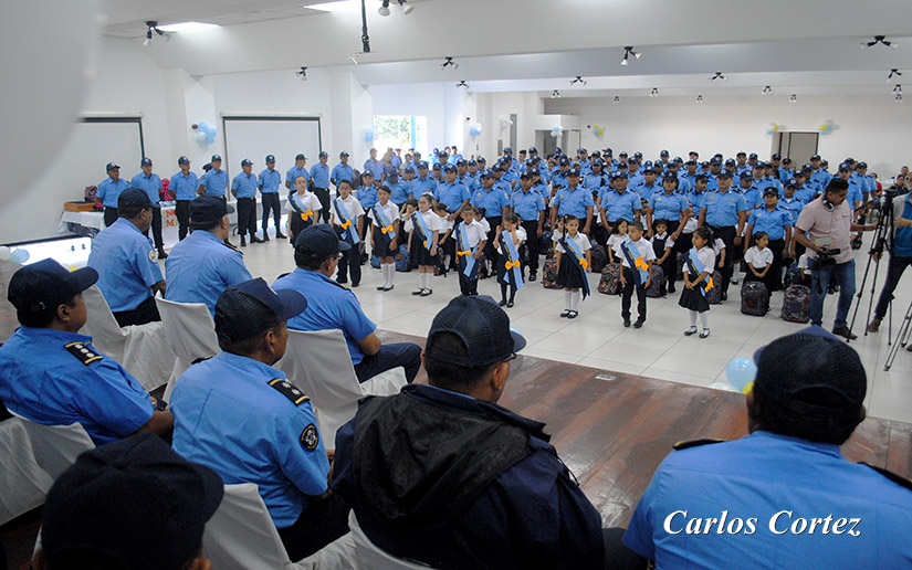 policia-entrega-mochilas