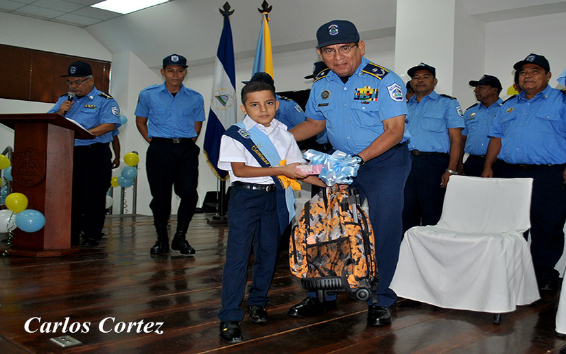 policia-entrega-mochilas