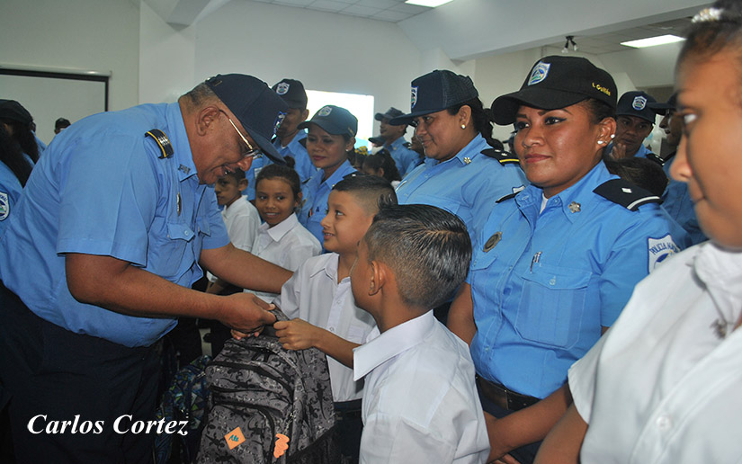 policia-entrega-mochilas