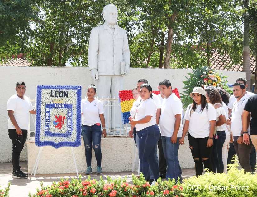 leon-homenaje-ruben-dario