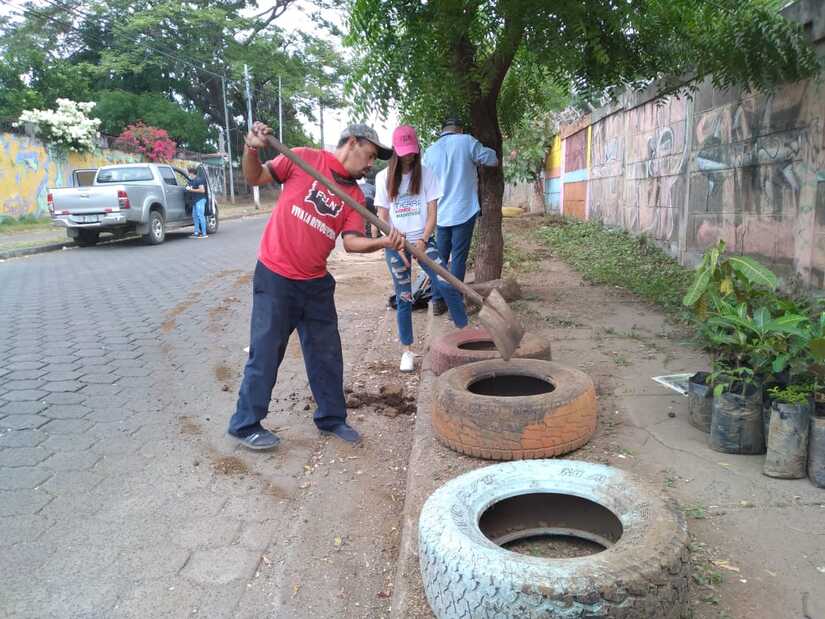 Jóvenes participan en limpieza de botaderos ilegales de basura