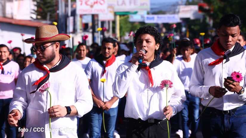 Juventud de Nicaragua lleva flores al poeta Leonel Rugama, a 53 años de ...