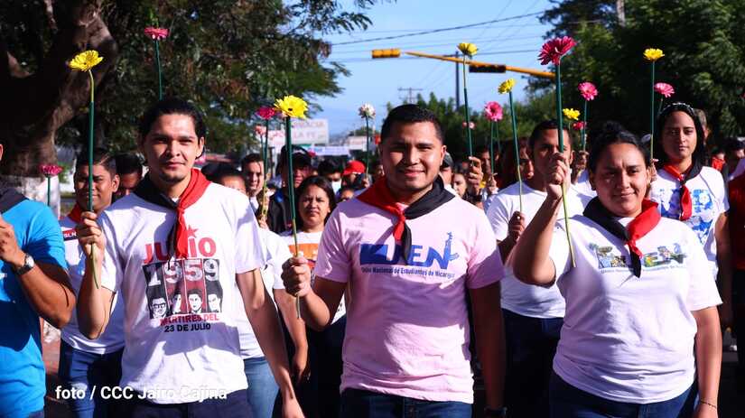Juventud de Nicaragua lleva flores al poeta Leonel Rugama, a 53 años de ...
