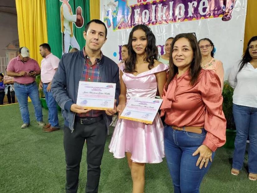 TRAJES