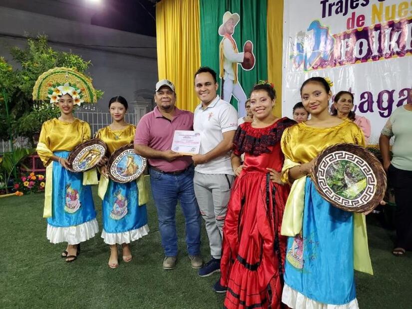 TRAJES