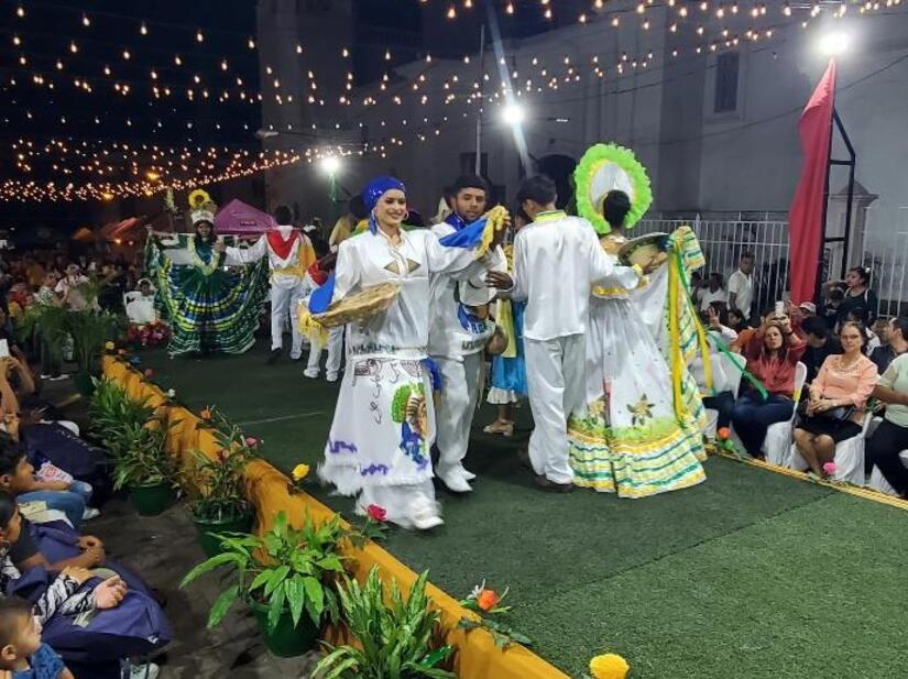 TRAJES
