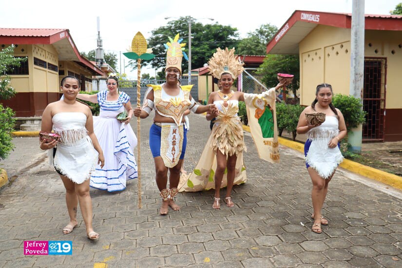 TRAJES5