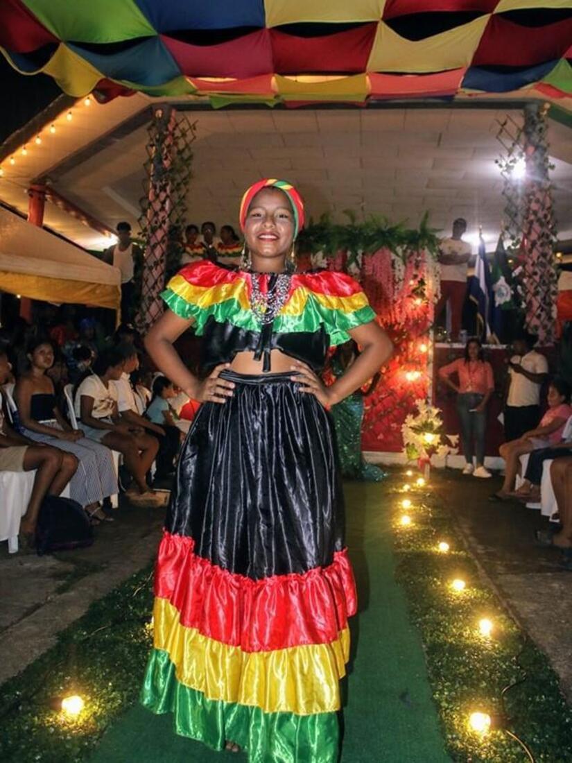 TRAJES1