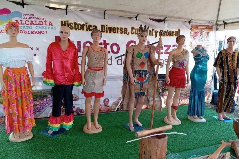 TRAJES25