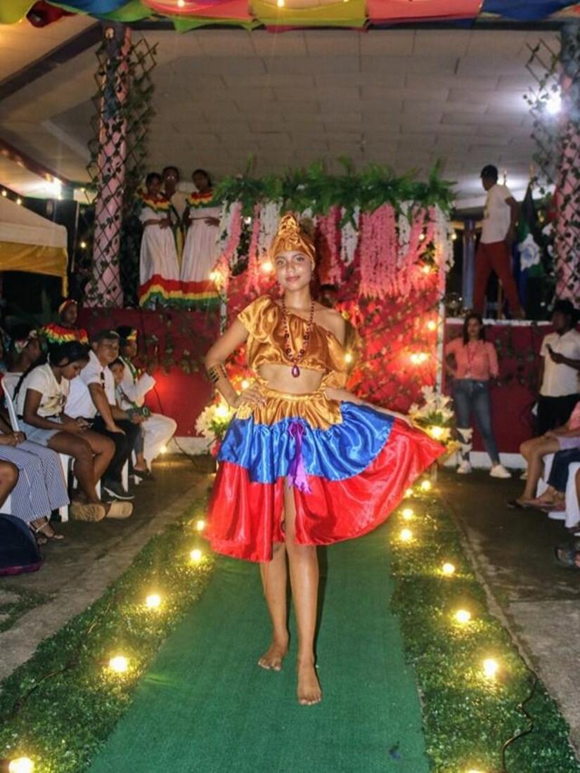 TRAJES5