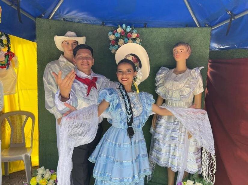 TRAJES10
