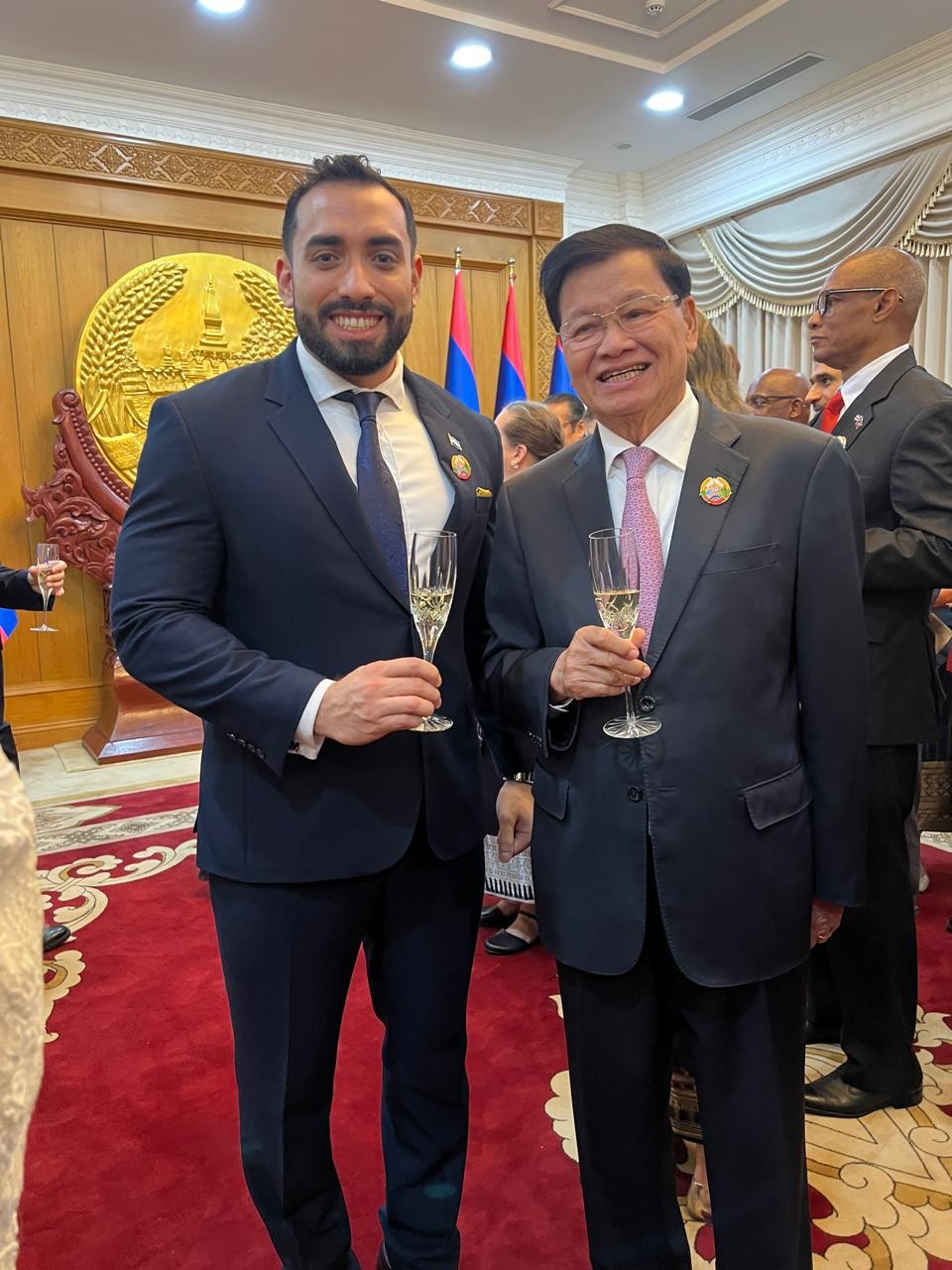 Acompañamos el 50 Aniversario de la República Democrática Popular Lao, image size:960x1280