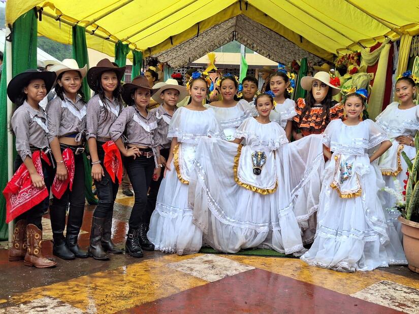 TRAJES9