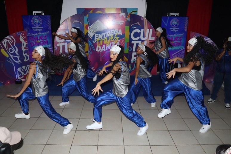 TRAJES5