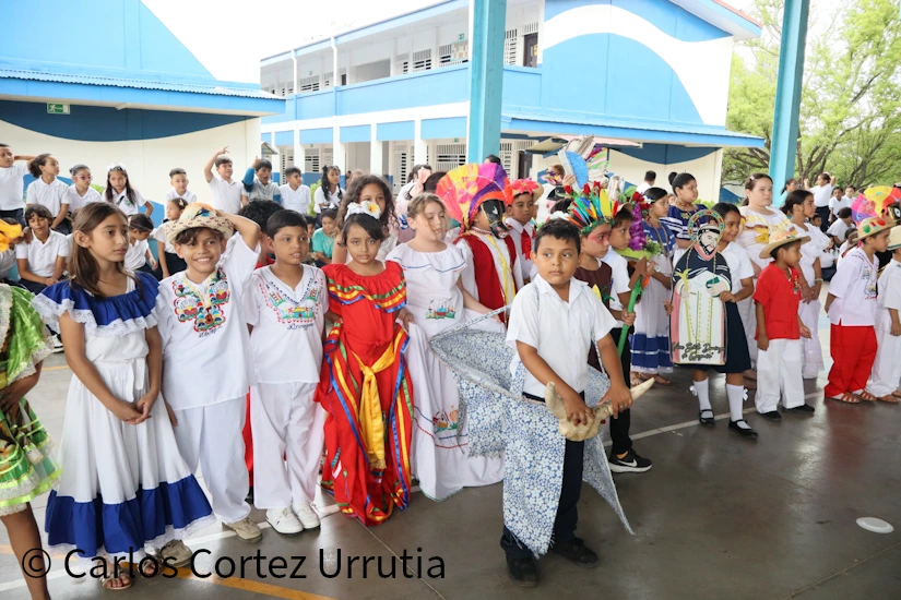HUIPIL18_18_11zon