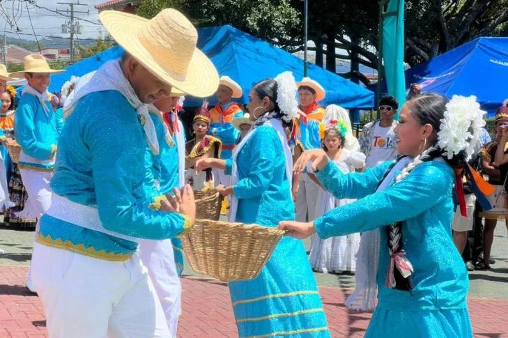 TRAJES14