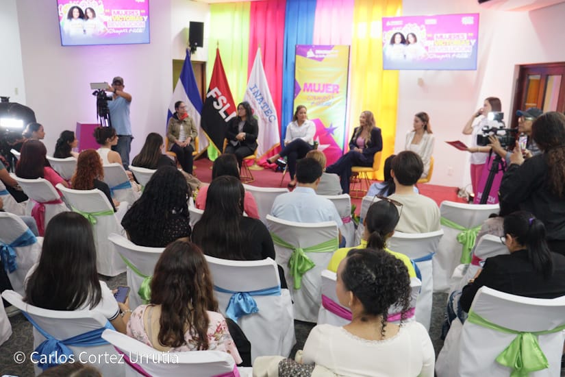 Panel-Mujeres-22