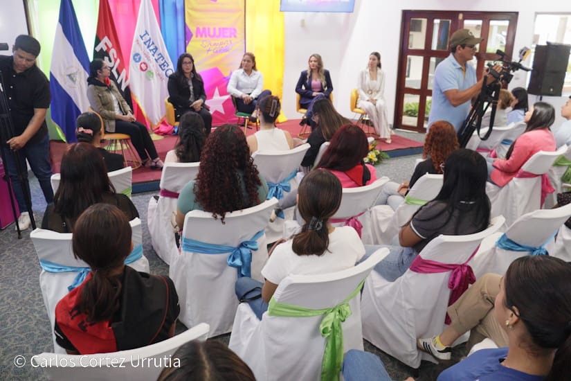 Panel-Mujeres-24