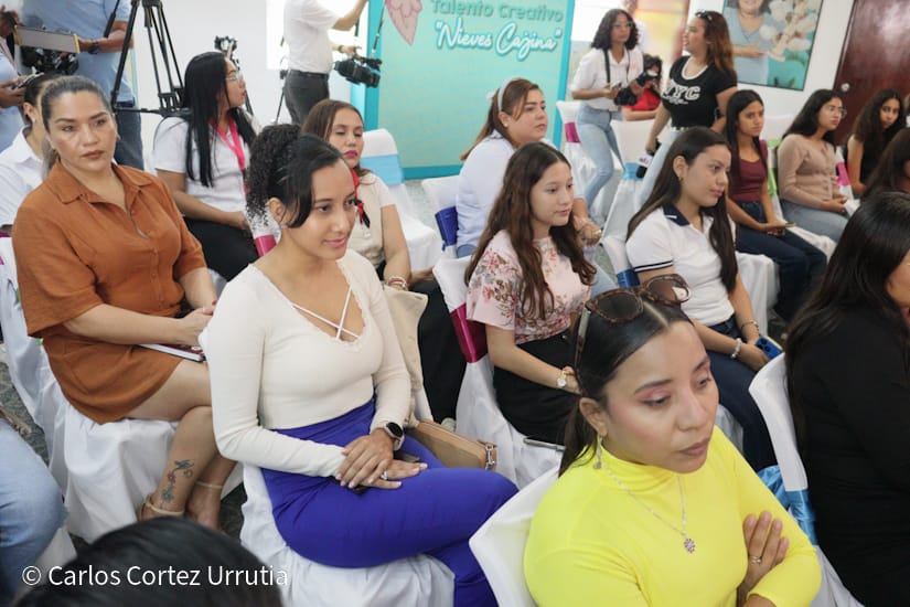 Panel-Mujeres-30