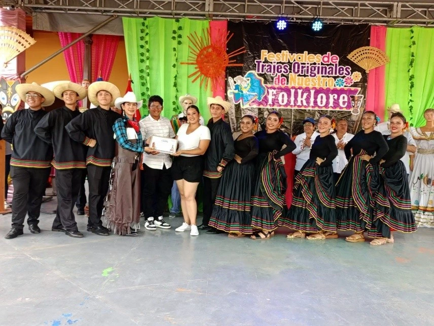 TRAJES12
