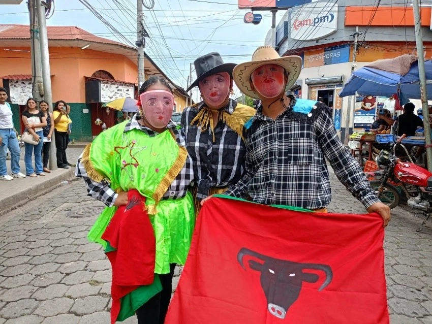 TRAJES14