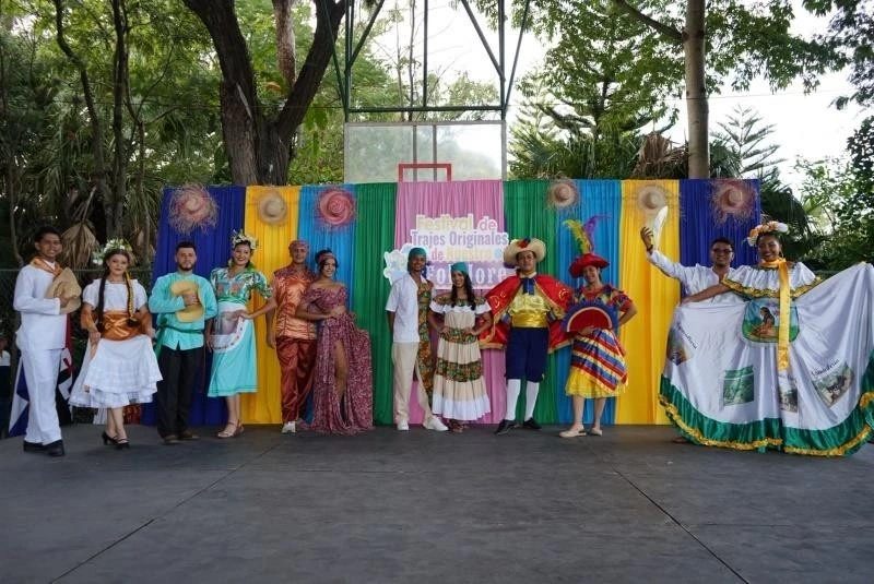 TRAJES10