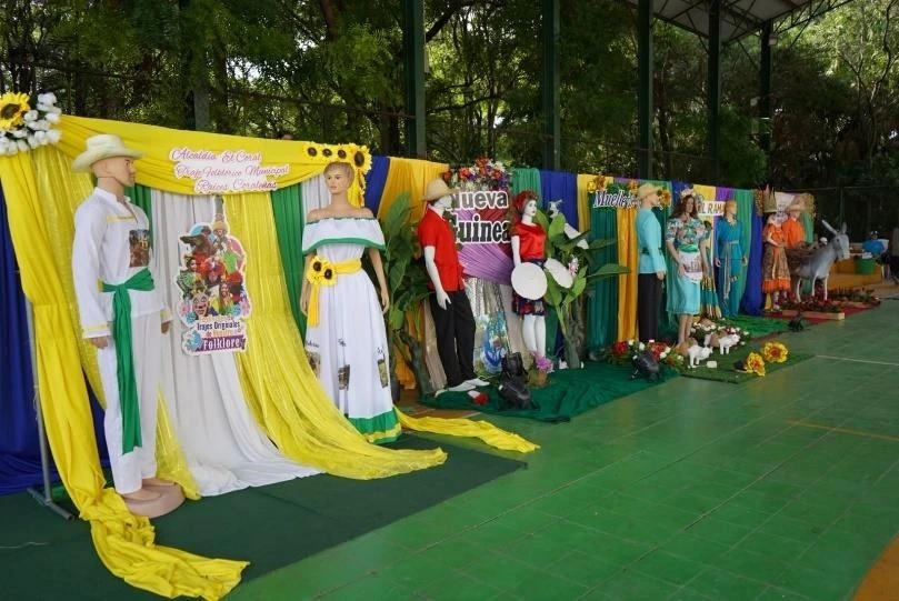 TRAJES14