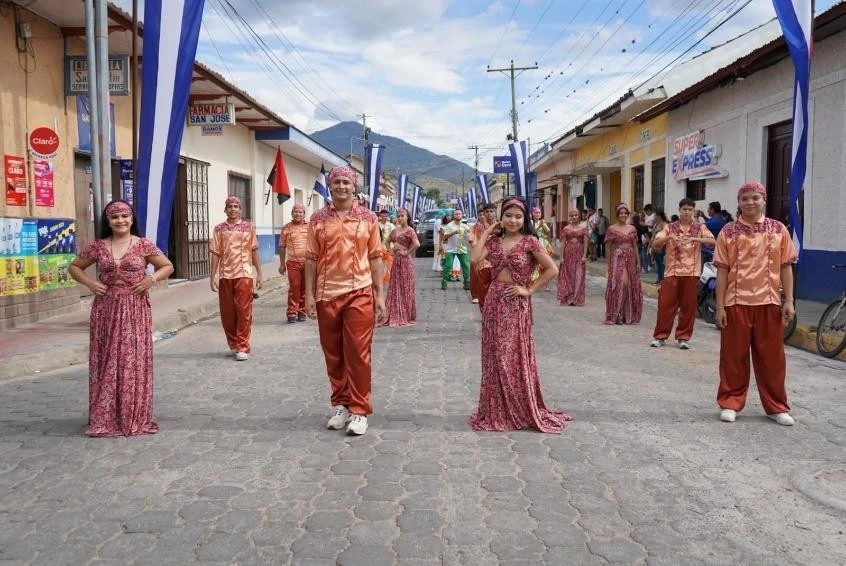 TRAJES2